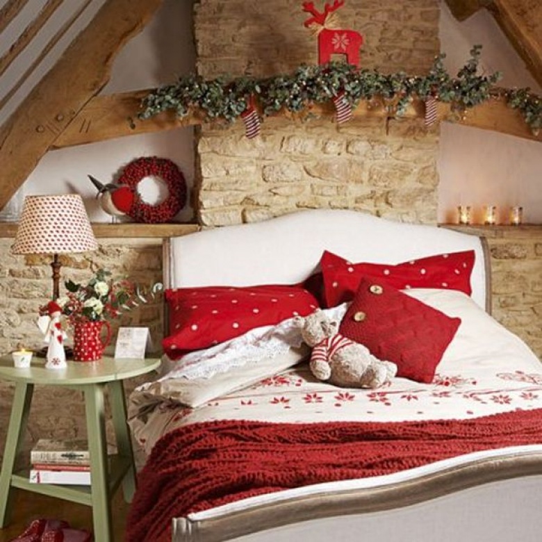 Czerwone poduszki, wianki i dekoracje świąteczne w sypialni (19904)