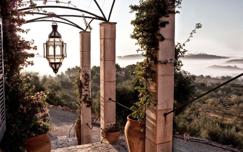 Marokańskie latarenki,gliniane wazony i pnacza na śródziemnomorskim tarasie (25391)