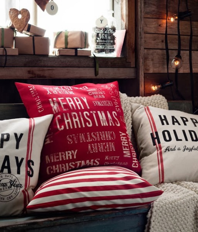 Świąteczna aranżacja z poduszkami z nadrukiem MERRY  CHRISTMAS (20663)