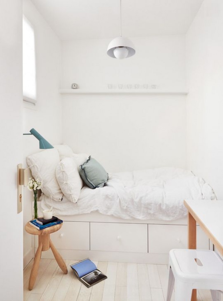 Mała biała sypialnia w stylu skandynawskim (49337)