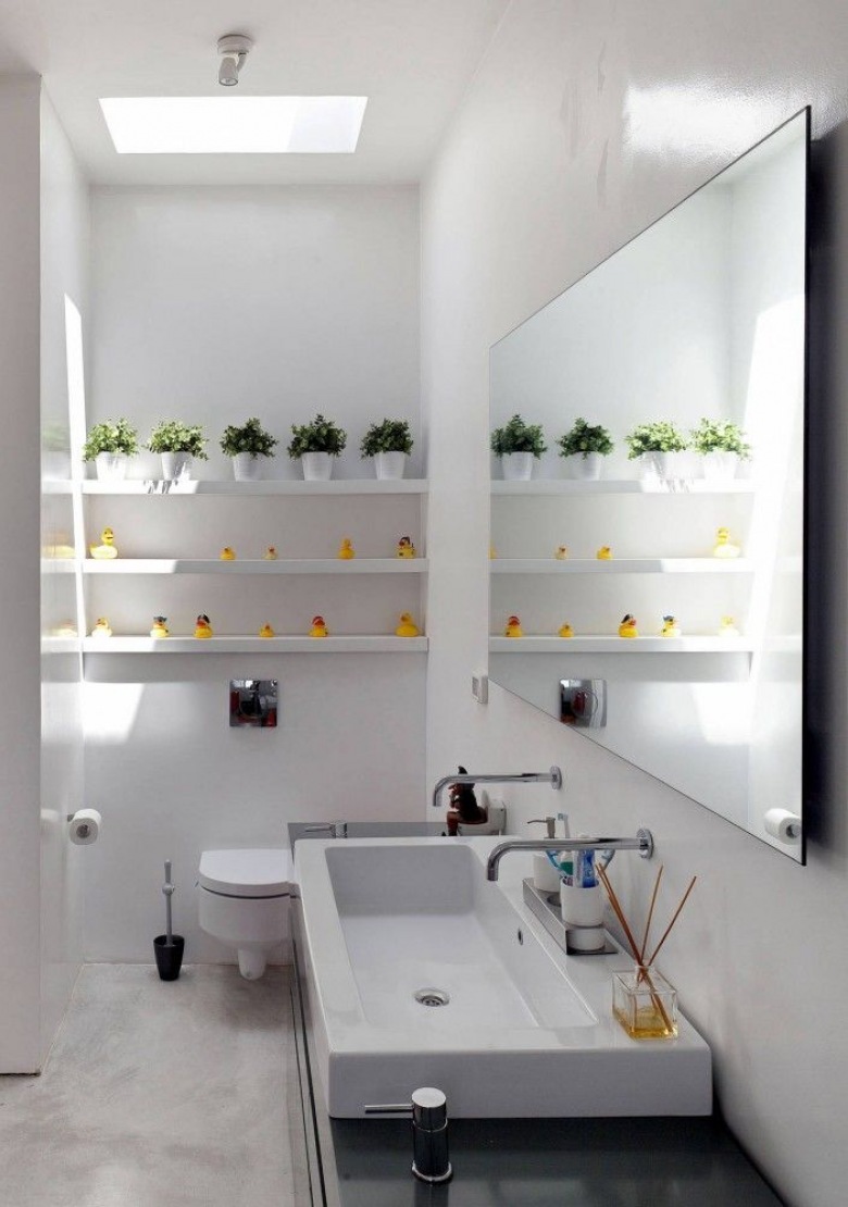 Białe półeczki na ścianie w łazience z długą prostokatną umywalką na czarnym blacie szafki,długie prostokatne lustro bez ram nad umywalką (26022)
