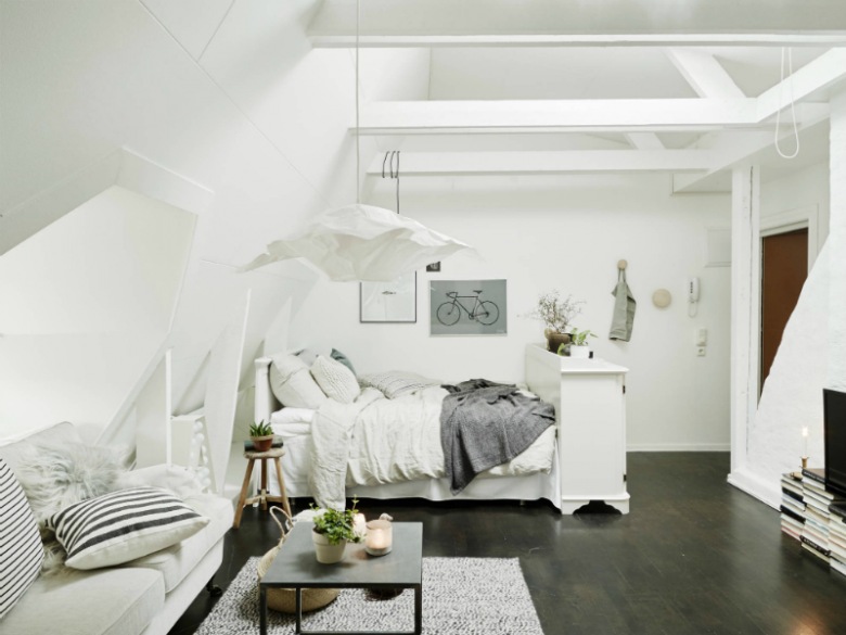 Salon razem z sypialnią w białej aranżacji małego mieszkania na poddaszu (27319)