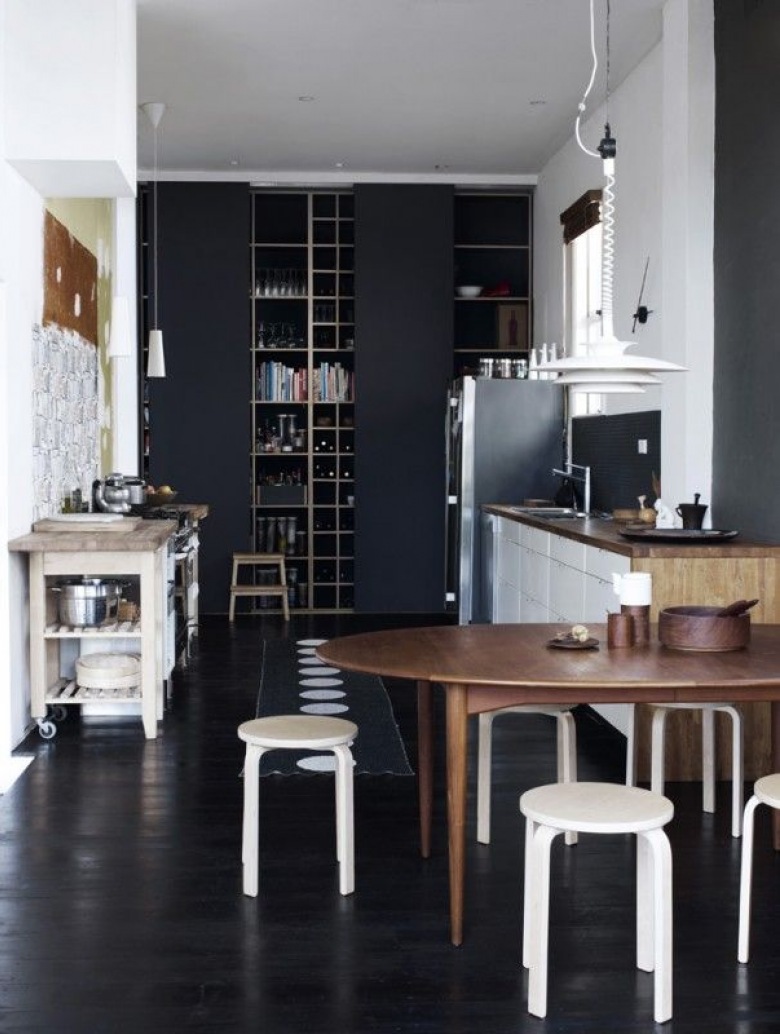 Czarna ściana w kuchni , czarna podłoga,dreeniany owalny stół z białymi taboretami w skandynawskiej kuchni (27551)
