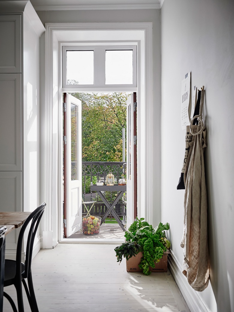 Mały balkon przy kuchni w szarej aranżacji w stylu skandynawskim (47747)