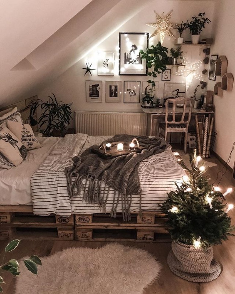 Świąteczna aranżacja sypialni jest bardzo przytulna. Duży wpływ na cały charakter pokoju nocnego mają dekoracje świetlne. Podświetlane ozdoby w kształcie gwiazd na ścianie kreują romantyczny klimat....