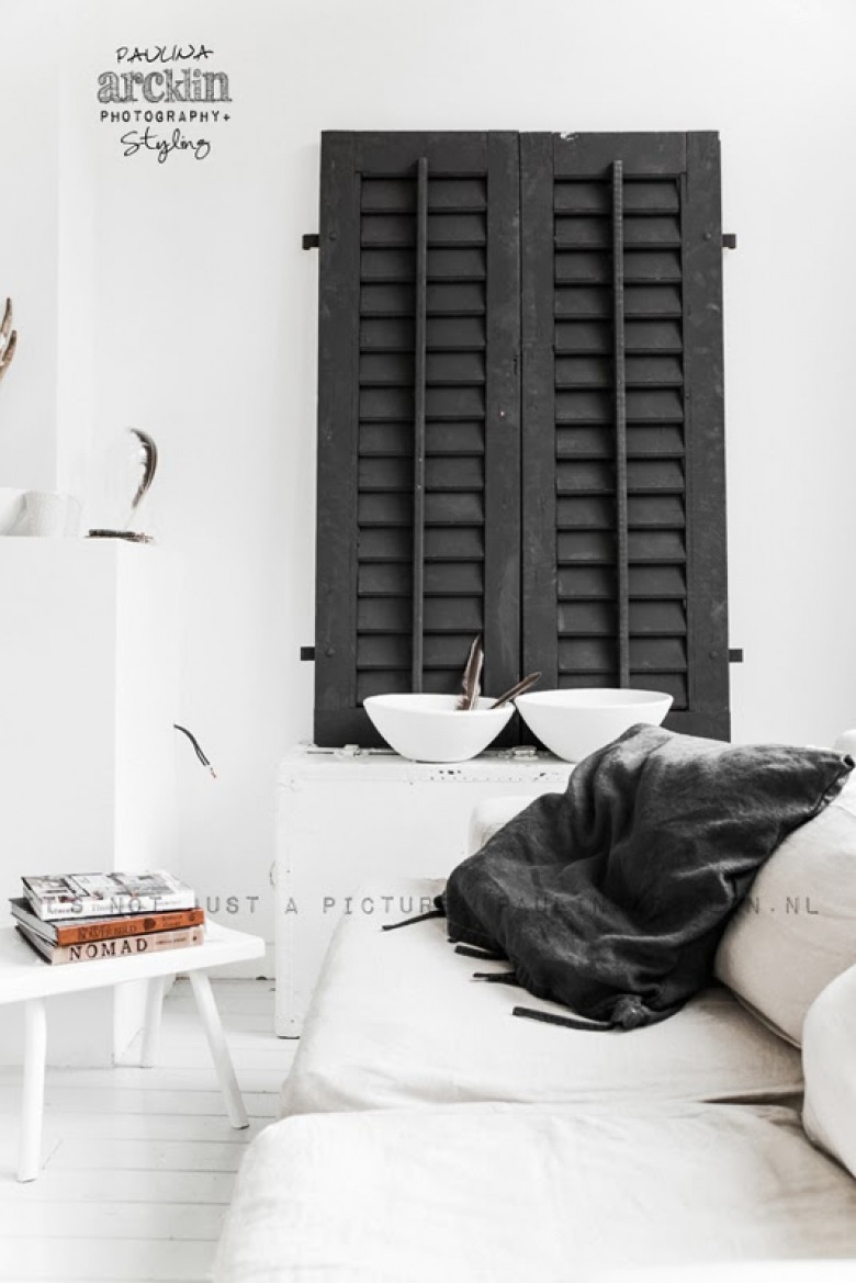 Czarne shuttersy w aranżacji salonu z biała sofą i komodą (21587)