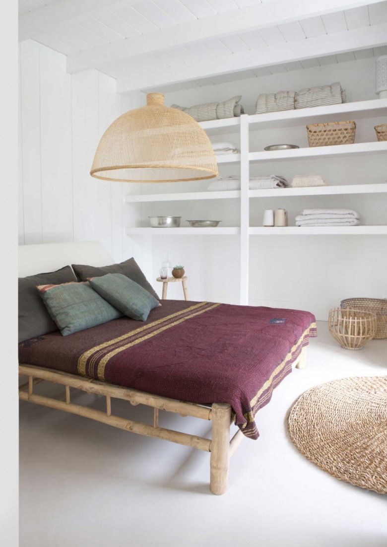 Wrzosowa pościel z lnu,szare poduszki na bambusowym łóżku,bambusowe lampy i kosze (47707)