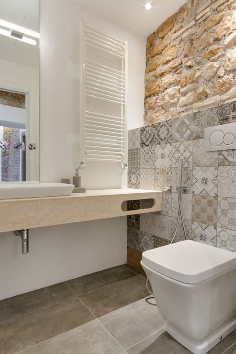 Ciepła łazienka z płytkami azulejos i cegłą na ścianie (48998)