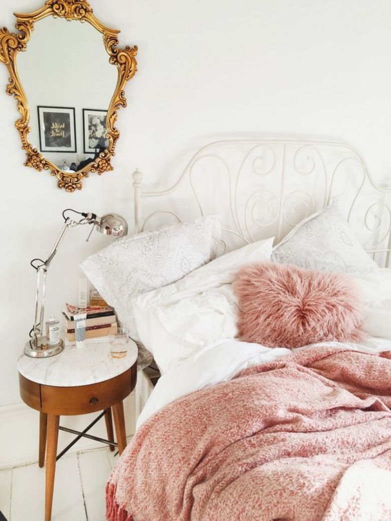 Aranżacja białej sypialni ze złotym lustrem i różowymi dodatkami (52096)