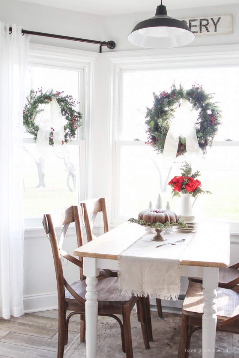 Świąteczne wianki jako dekoracja okien w jadalni (52059)