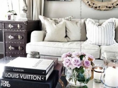 Biała sofa w salonie glamour (50116)