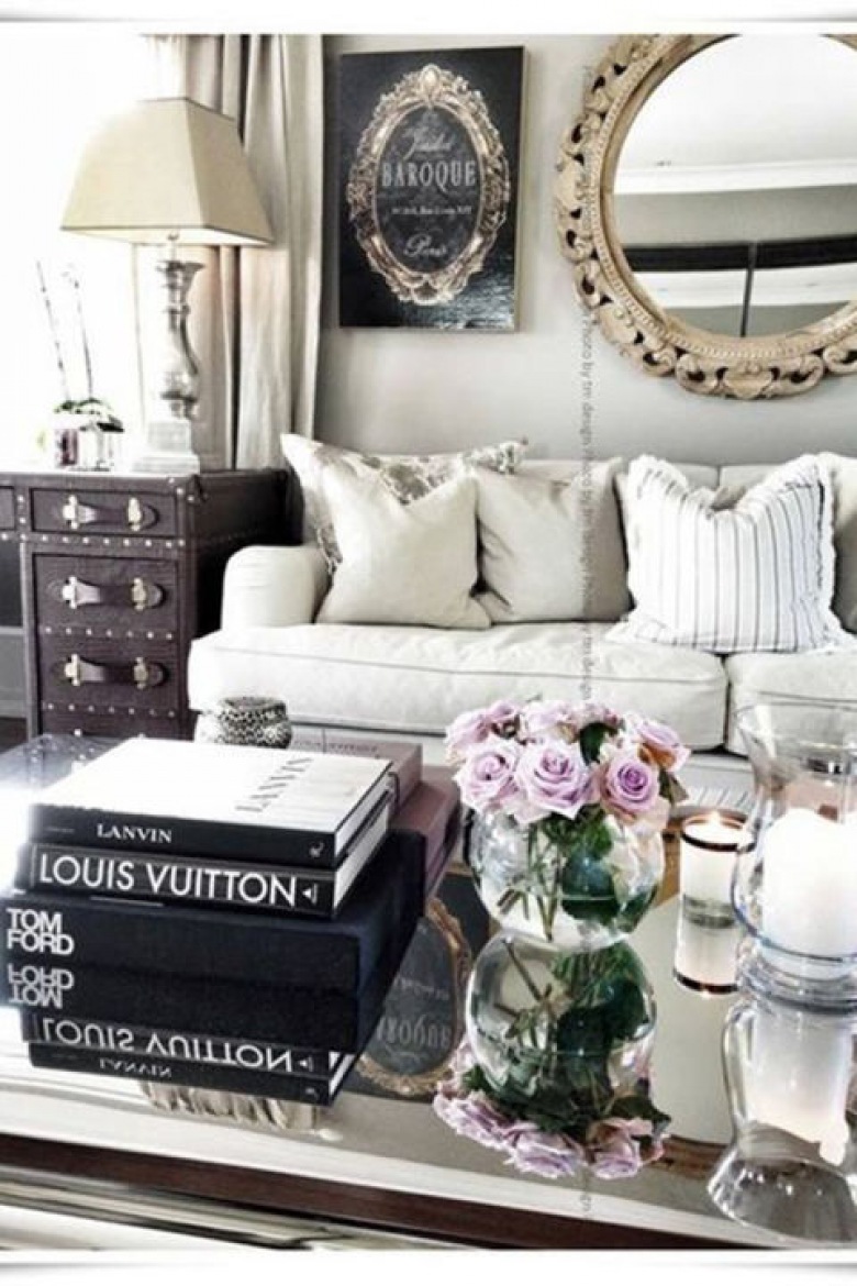 Biała sofa w salonie glamour (50116)