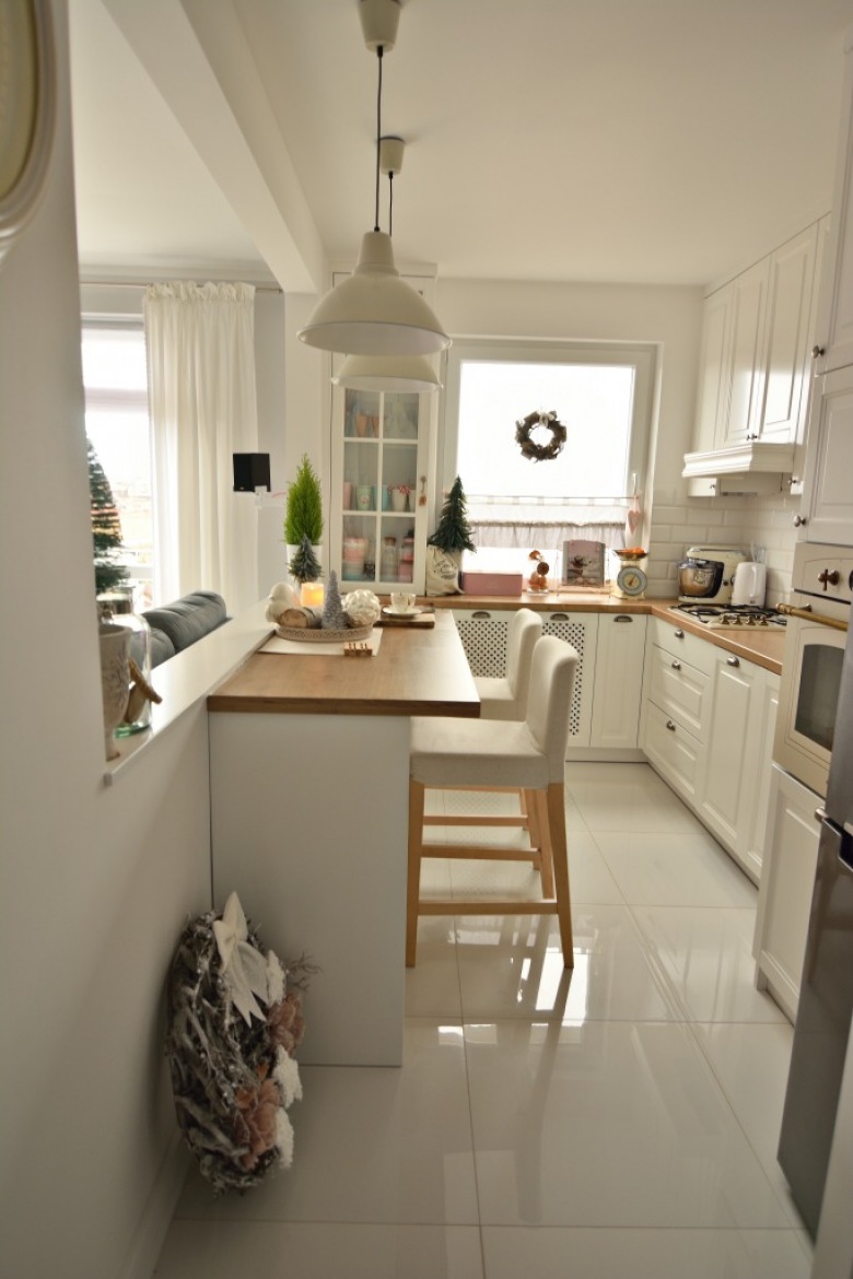 Białe szafki i biała podłoga w wąskiej kuchni (52047)