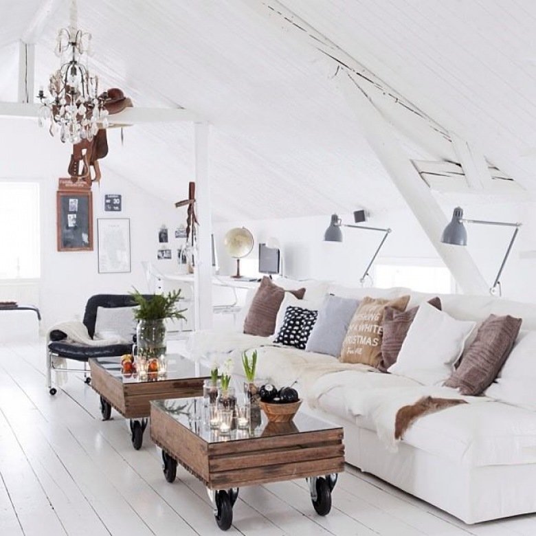 Biału loft z drewnianymi skrzynkami na kółkach ,kryształowym żyrandolem i kinkietami (20580)