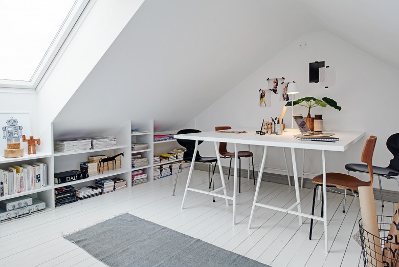 Białe minimalistyczne biurka z brązowym i czarnym krzesłem w aranżacji domowego biura na białym poddaszu (26135)