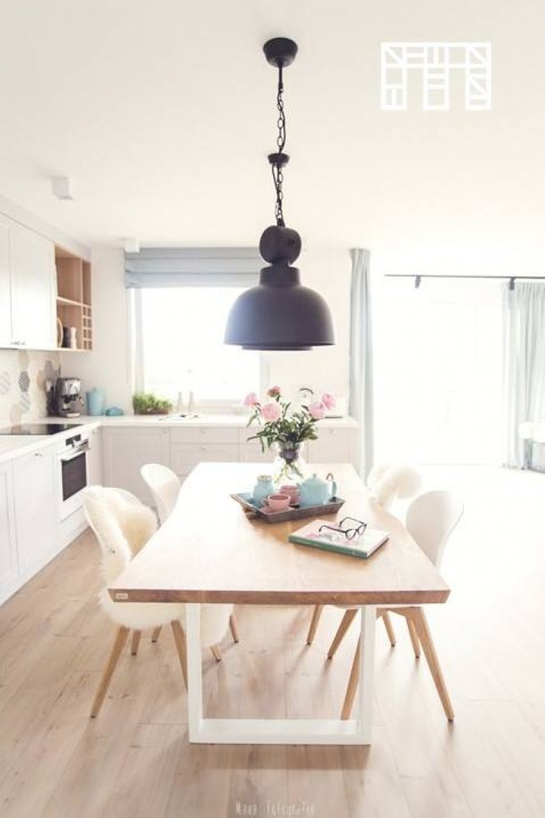 Stół z białymi nogami i drewnianym blatem wyjątkowo dobrze podkreśla styl skandynawski w jadalni. Cała aranżacja czerpie z naturalnego wdzięku, a dzięki elementom z drewna jest także bardzo ciepła....
