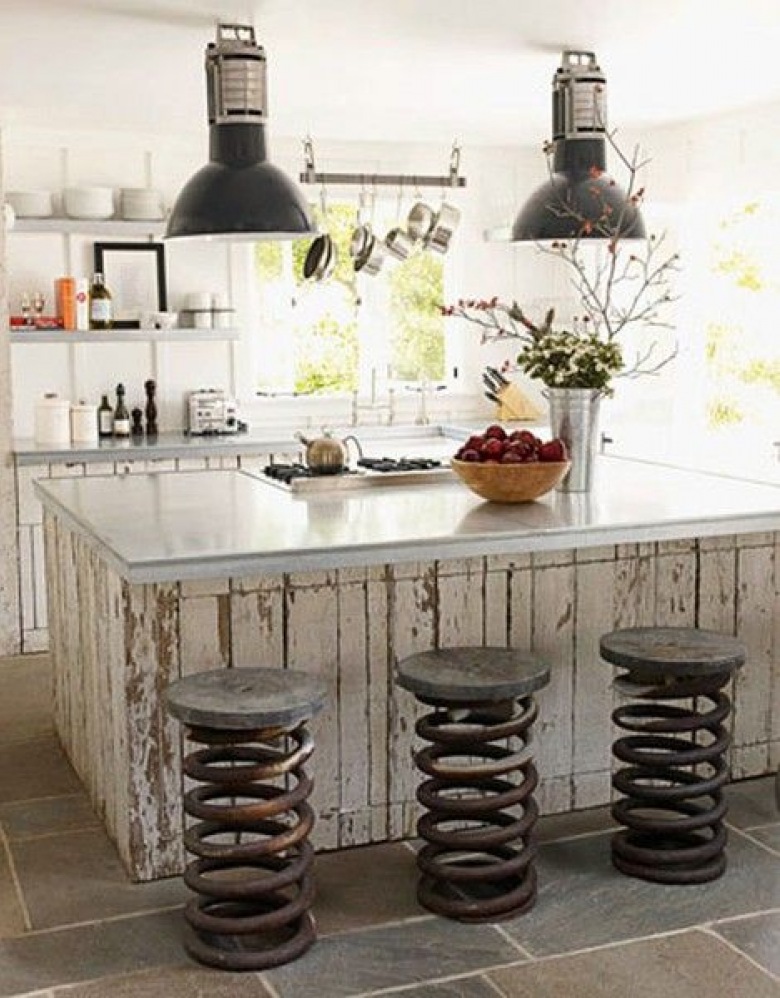 Największą uwagę w aranżacji kuchni przyciągają do siebie oryginalne stołki przy wyspie. Metalowe siedziska na grubych sprężynach wnoszą surowy charakter i wyglądają...