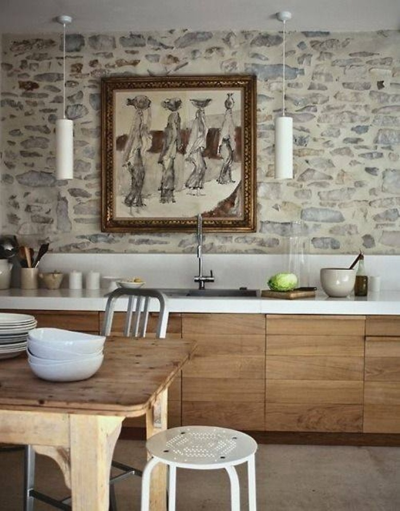 Kuchnia w stylu modern rustik z szafkami z   drewna i ścianą z naturalnego kamienia (25239)