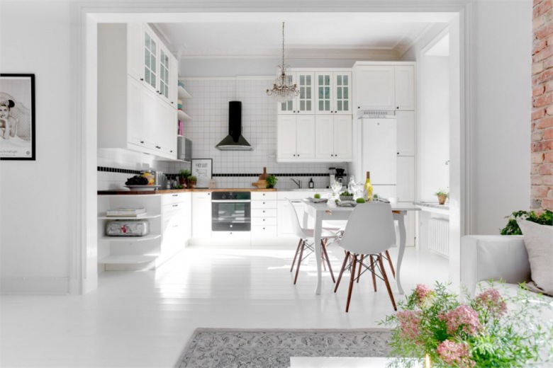 Klasyczna biała kuchnia w stylu skandynawskim otwarta na mały salon (28155)