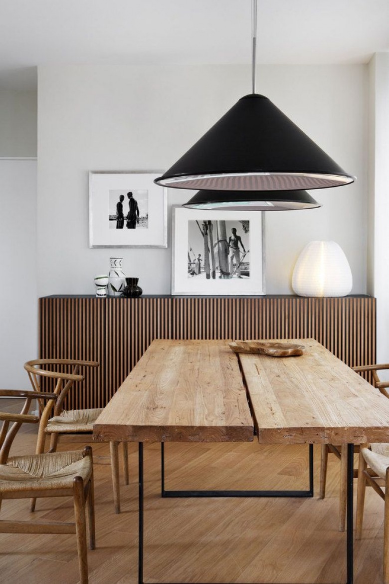 Drewniany gruby blat i metalowe podpory w industrialnym stole w jadalni z czarnymi stożkowymi lampami , giętymi krzesłami z drewna i juty i drewnianymi nowoczesnymi komodami z drewna (27623)