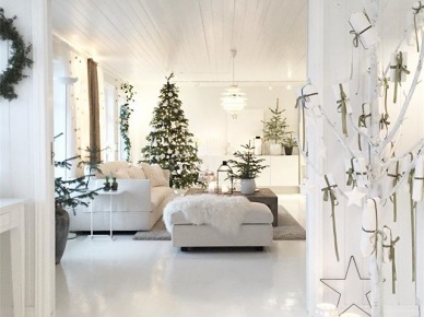 Całkowicie biały salon z choinką i świątecznymi dekoracjami (55442)