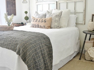 Drewniane ramki okna w stylu vintage nad łóżkiem w sypialni (23903)