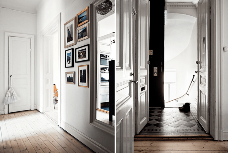 Jak urządzić biały i mały  przedpokój z drewnianą podłogą, dużym lustrem i galerią fotografii ? (21084)