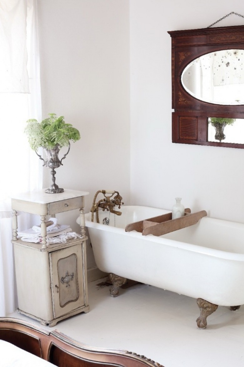 Aranżacja białej łazienki z wanną na łapkach i stylowymi francuskimi meblami (22458)