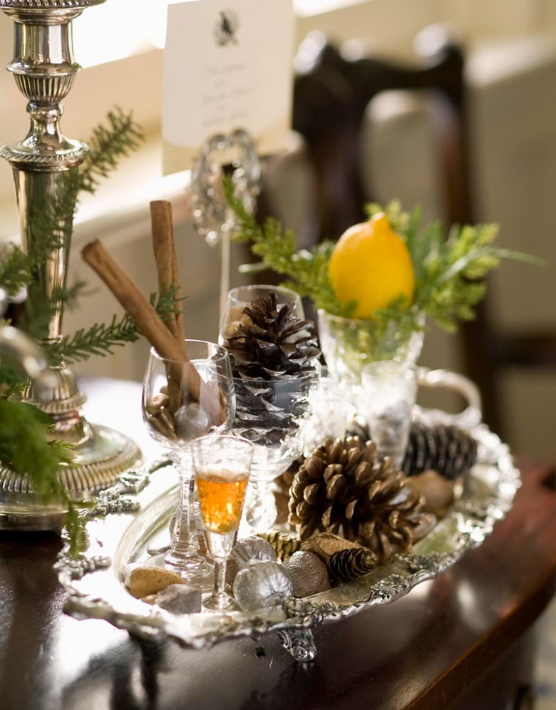 Srebrne świeczniki i tace ze stylowym grawerem,szyszki naturalne i białe szkło na świątecznym stole (27401)