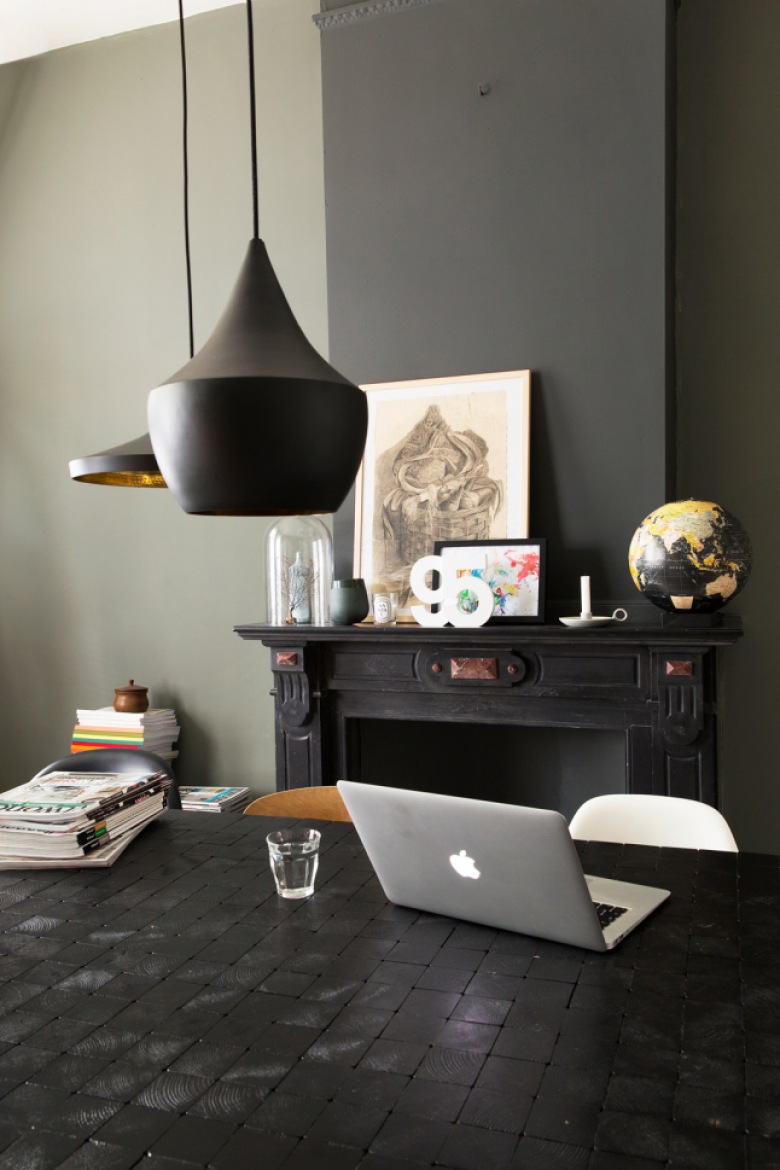 Czarne lampy Tom Dixon,czarna obudowa kominka,szare ściany w salonie (26350)