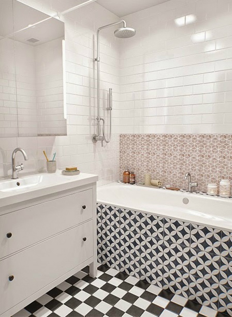 Biała łazienka z etno płytkami na podłodze, wannie i ścianie w łazience (26322)