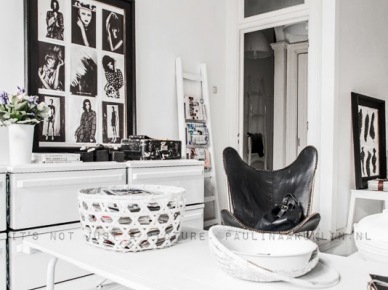 Biały salon z czarną ramą, fotelem butterfly,białym syołem i komodą (21590)