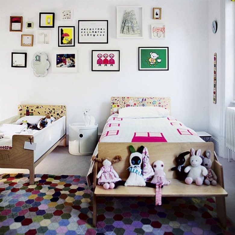 Drewniane łóżka i ławki, kolorowe dywany i kolorowe dekoracje w stylu boho w dziecięcym pokoju (26400)