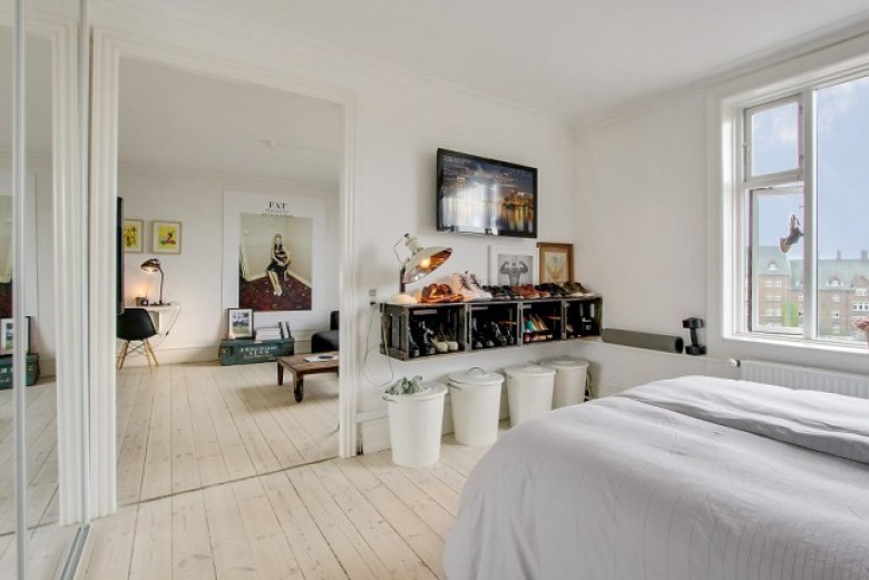 Wiszące półki z drewnianych skrzynek,białe metalowe pojemniki kosze w aranzacji sypialni z podłogą z desek w naturalnym kolorze drewna (26629)
