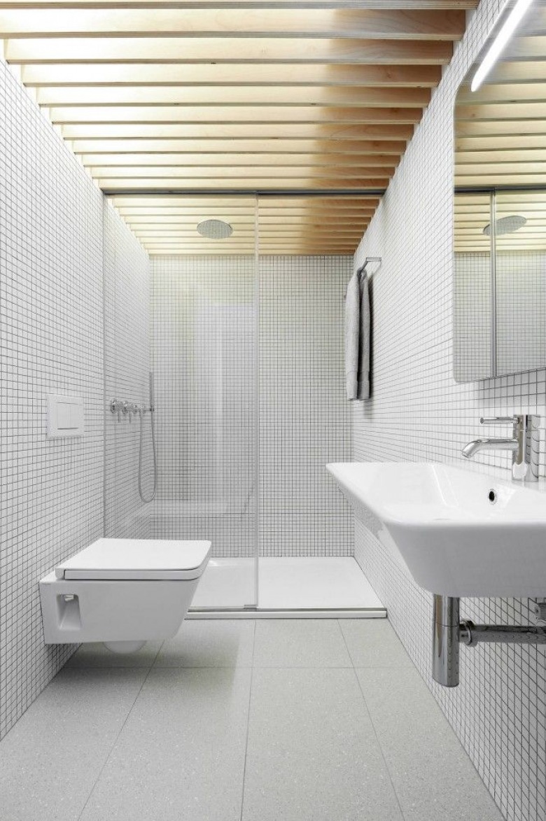 Biała nowoczesna łazienka  z dużą kabiną z prysznicem i belkami na suficie (26039)