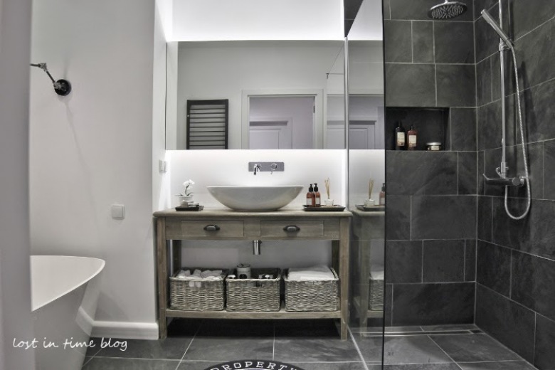 Piękna łazienka z owalną wanną,z bieloną skandynawską konsolką z półką i uywalką,grafitowe matowe płytki na ścianie i w kabinie z natryskiem (26017)