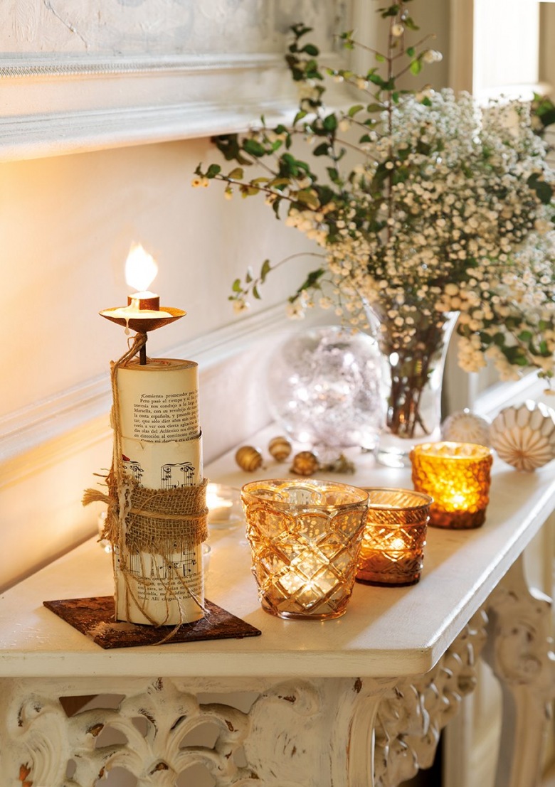 Prowansalskie świece świateczne,miodowe szklane lampioniki ba stylowej białej konsoli z drewna (27356)