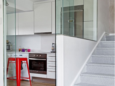 Szklane ściany przy schodach w małych wnętrzach dwupoziomowych mieszkań (21821)