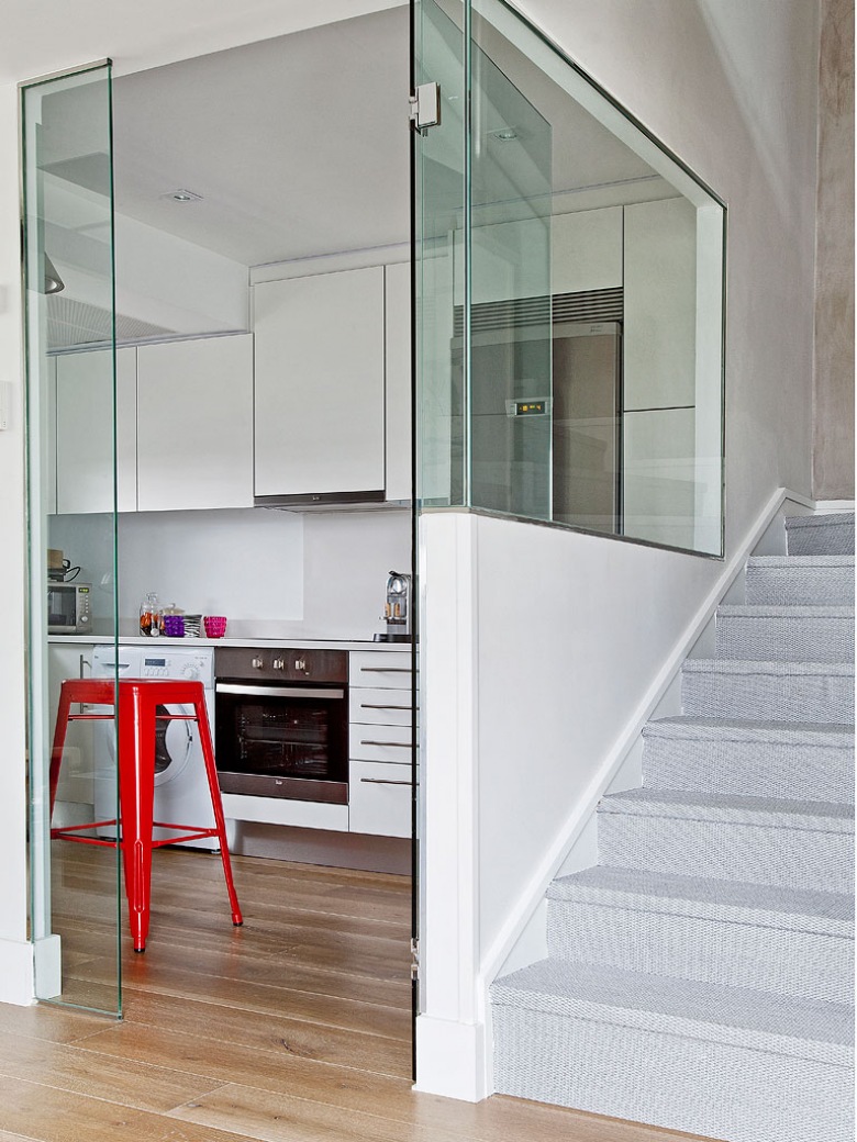 Szklane ściany przy schodach w małych wnętrzach dwupoziomowych mieszkań (21821)