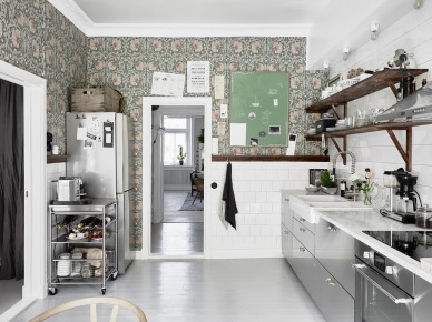 Szaro-zielona tapeta w skandynawskiej kuchni z rustykalnymi detalami (28368)