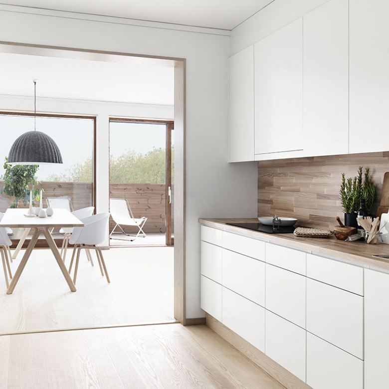 Biała minimalistyczna kuchnia z dodatkiem naturalnego drewna (20765)