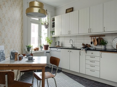 Drewniany stól w białej kuchni skandynawskiej (48498)