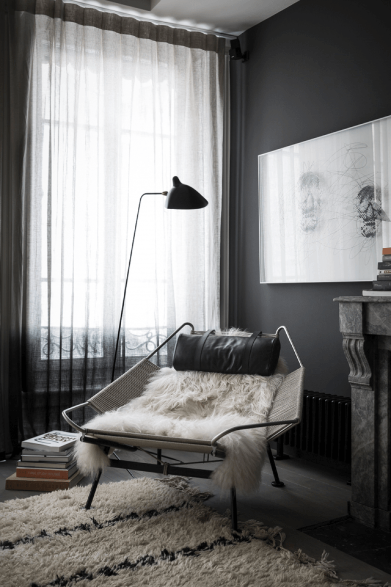Czarne ściany,nowoczesna lampa podłogowa,metalowy fotel z siedziskiem z tkaniny (22879)
