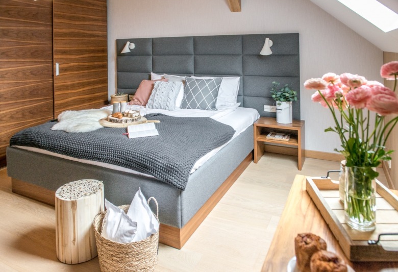Łóżko, które ma pikowane wezgłowie, wygląda bardzo stylowo. Tworzy idealne połączenie z drewnem, bo sypialnia jest przytulna, ale też...