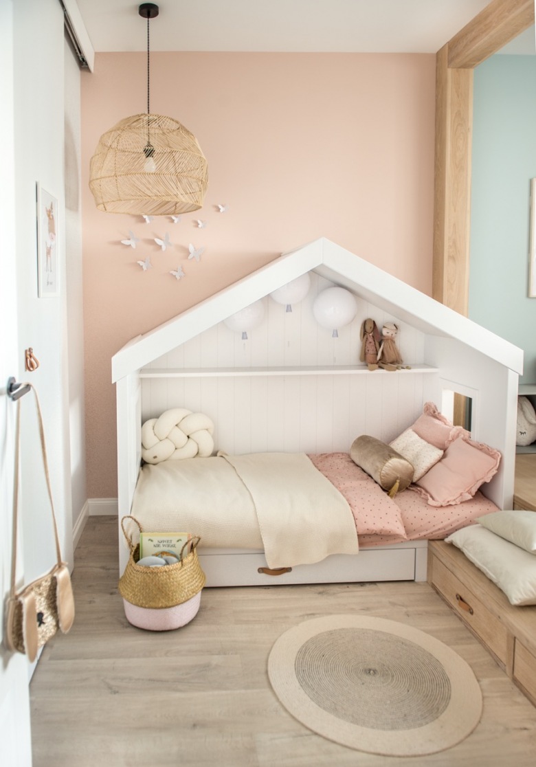 Pastelowy pokoik dziecięcy z drewnianą podłogą i łóżkiem-domkiem (56492)