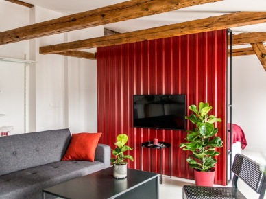 Oryginalna aranżacja salonu z drewnianymi belkami i czerwoną ścianą telewizyjną (56058)
