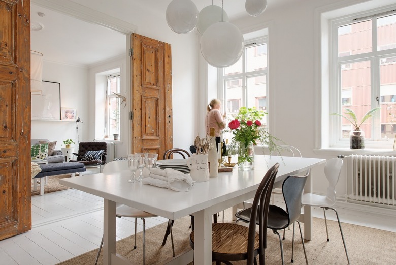 Postarzane dzrwi z białą patyną,biały stół prostokatny,różne krzesła w jadalni w stylu skandynawskim (25878)