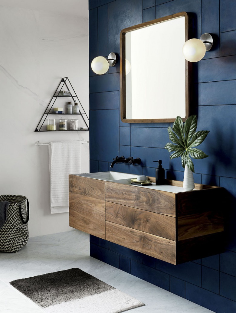 Granatowa ściana z drewnianą szafką w łazience (52519)