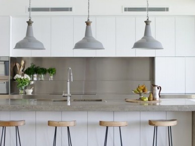 Szare industrialne lampy i metalowe wysokie taborety z drewnianymi siedziskami w nowoczesnej kuchni (25293)