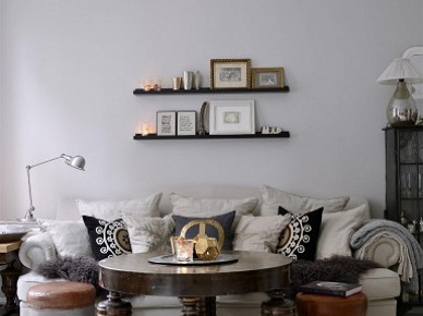 Stylowy okrągły stół,metalowe industrialne pufy i dywan w czarno-białe paski w szarym salonie (21600)